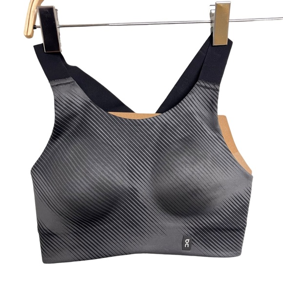 New On Running Performance Graphic Bra in Black XXS D-DD Cup - Picture 3 of 7